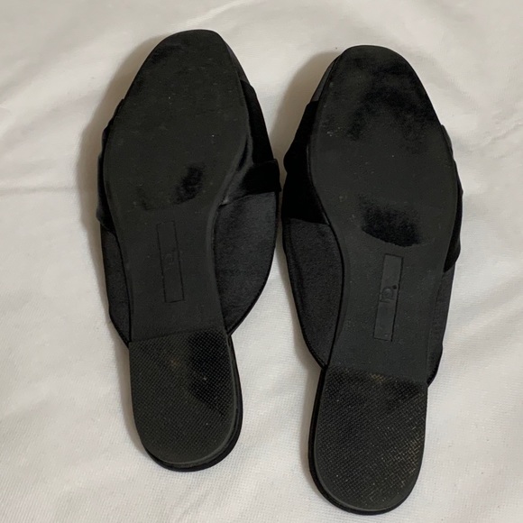 New Directions black flat slides - Picture 5 of 5